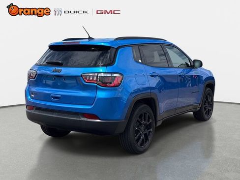 Used 2025 Jeep Compass Latitude w/ Altitude Special Edition AWD/4WD image 3