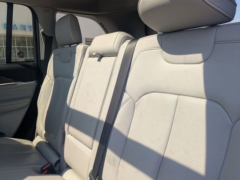 Used 2022 Jeep Grand Cherokee Overland w/ Luxury Tech Group IV image 27