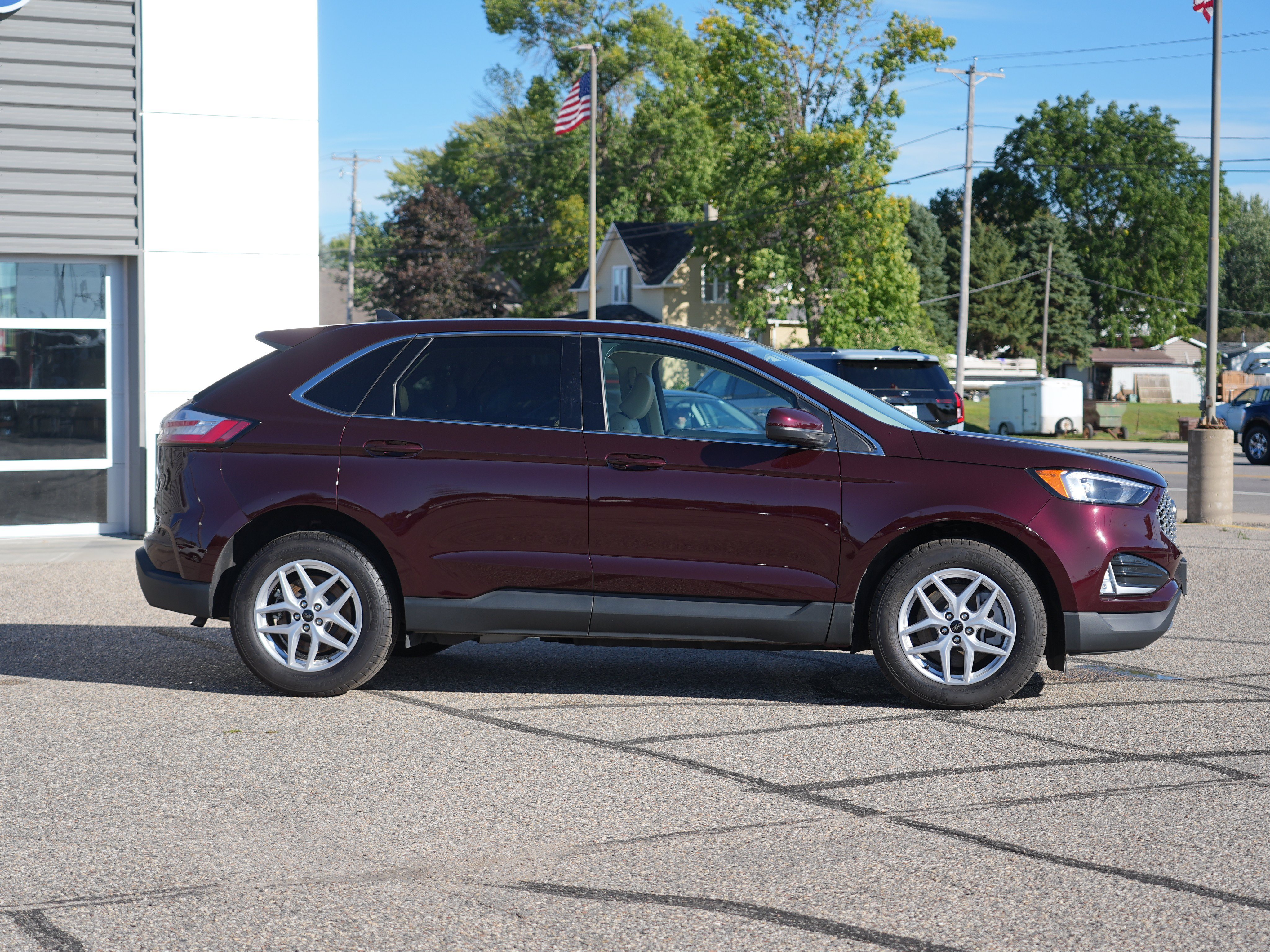 Used 2024 Ford Edge SEL w/ Convenience Package AWD/4WD image 2
