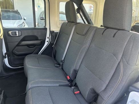 Used 2025 Jeep Wrangler Unlimited Sahara AWD/4WD image 7