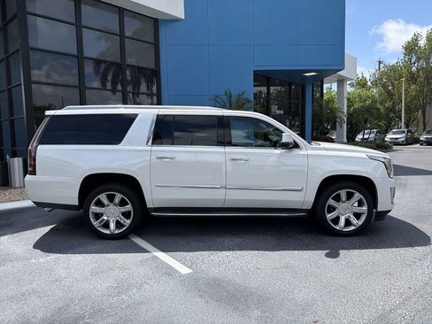 Used 2019 Cadillac Escalade ESV Luxury RWD image 9