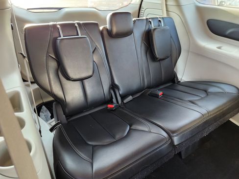 Used 2023 Chrysler Pacifica Touring-L image 15