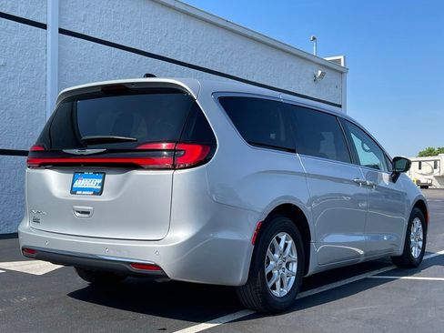 Used 2024 Chrysler Pacifica Touring-L FWD image 8