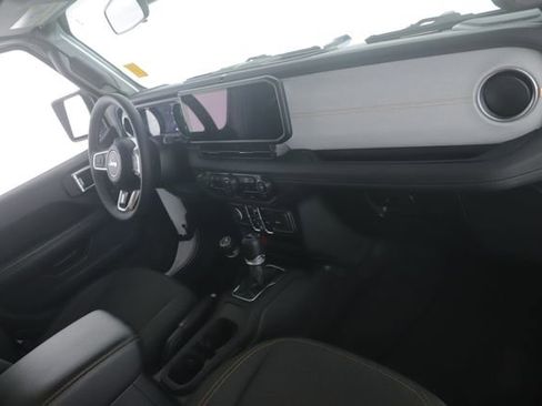 Used 2025 Jeep Wrangler Unlimited Sahara AWD/4WD image 28