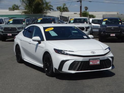 Used 2025 Toyota Camry SE image 2
