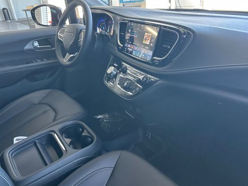 New 2027 Chrysler Pacifica Select FWD image 17