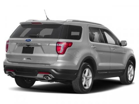 Used 2019 Ford Explorer XLT image 2
