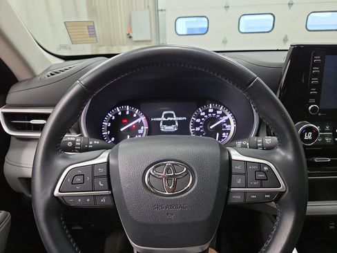 Used 2022 Toyota Highlander XLE AWD/4WD image 23