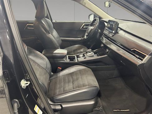 Used 2024 Mitsubishi Outlander SE Black Edition image 17