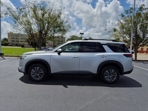 Used 2024 Nissan Pathfinder SV FWD image 6