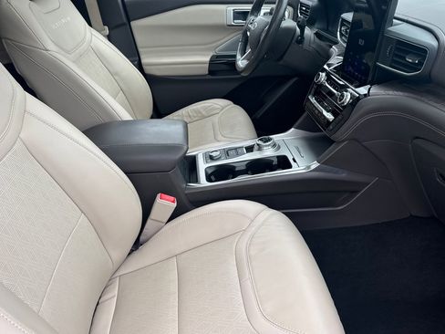 Certified 2022 Ford Explorer Platinum w/ Equipment Group 601A image 17