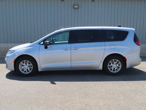 Used 2024 Chrysler Pacifica Touring-L FWD image 9