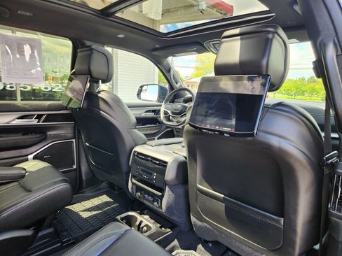 Used 2024 Jeep Wagoneer Series II AWD/4WD image 12