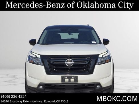 Used 2023 Nissan Pathfinder Platinum AWD/4WD image 2