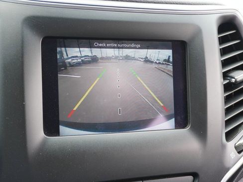 Used 2019 Jeep Cherokee Latitude Plus FWD image 18