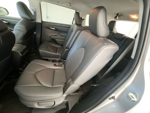Used 2024 Toyota Highlander XLE AWD/4WD image 23