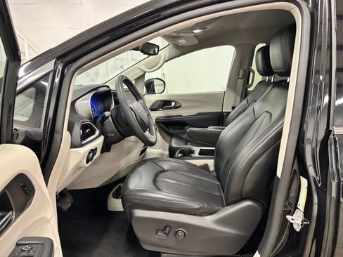Used 2023 Chrysler Pacifica Touring-L FWD image 16