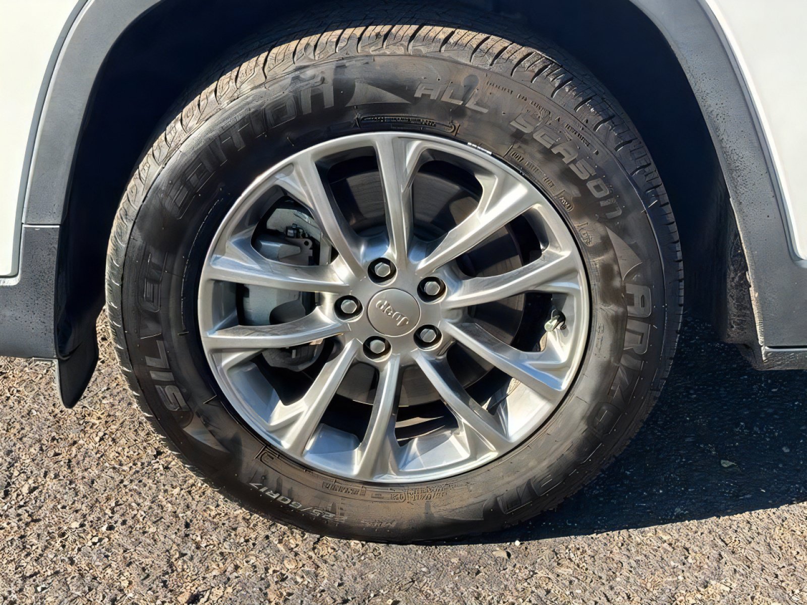 Used 2019 Jeep Cherokee Latitude Plus w/ Comfort/Convenience Group FWD image 10