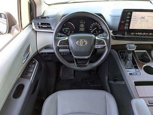 Used 2024 Toyota Sienna XLE FWD image 16