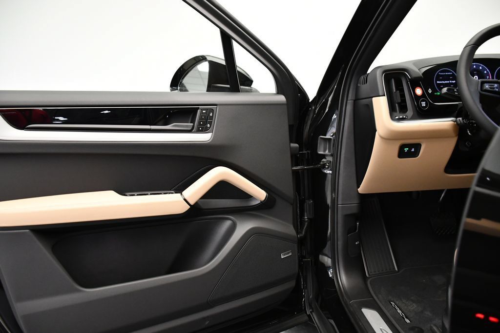 Certified 2025 Porsche Cayenne E-Hybrid Coupe AWD/4WD image 37