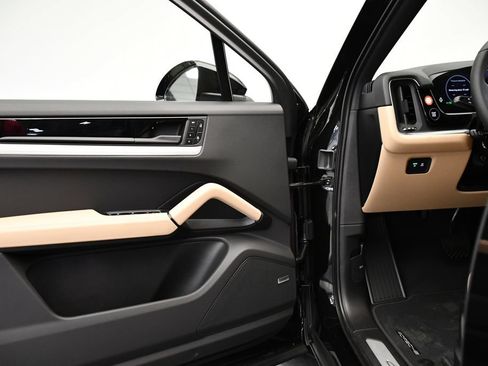 Certified 2025 Porsche Cayenne E-Hybrid Coupe AWD/4WD image 37
