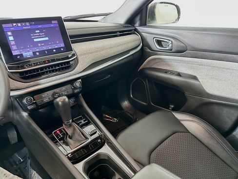 Used 2024 Jeep Compass Latitude image 21