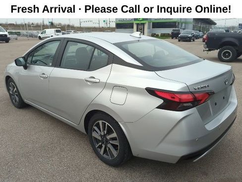 Used 2023 Nissan Versa SV image 3