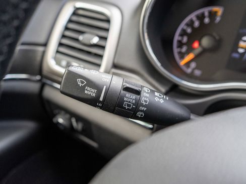 Used 2018 Jeep Grand Cherokee Limited w/ Luxury Group II image 26