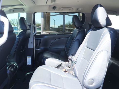 Used 2017 Toyota Sienna SE Premium image 33