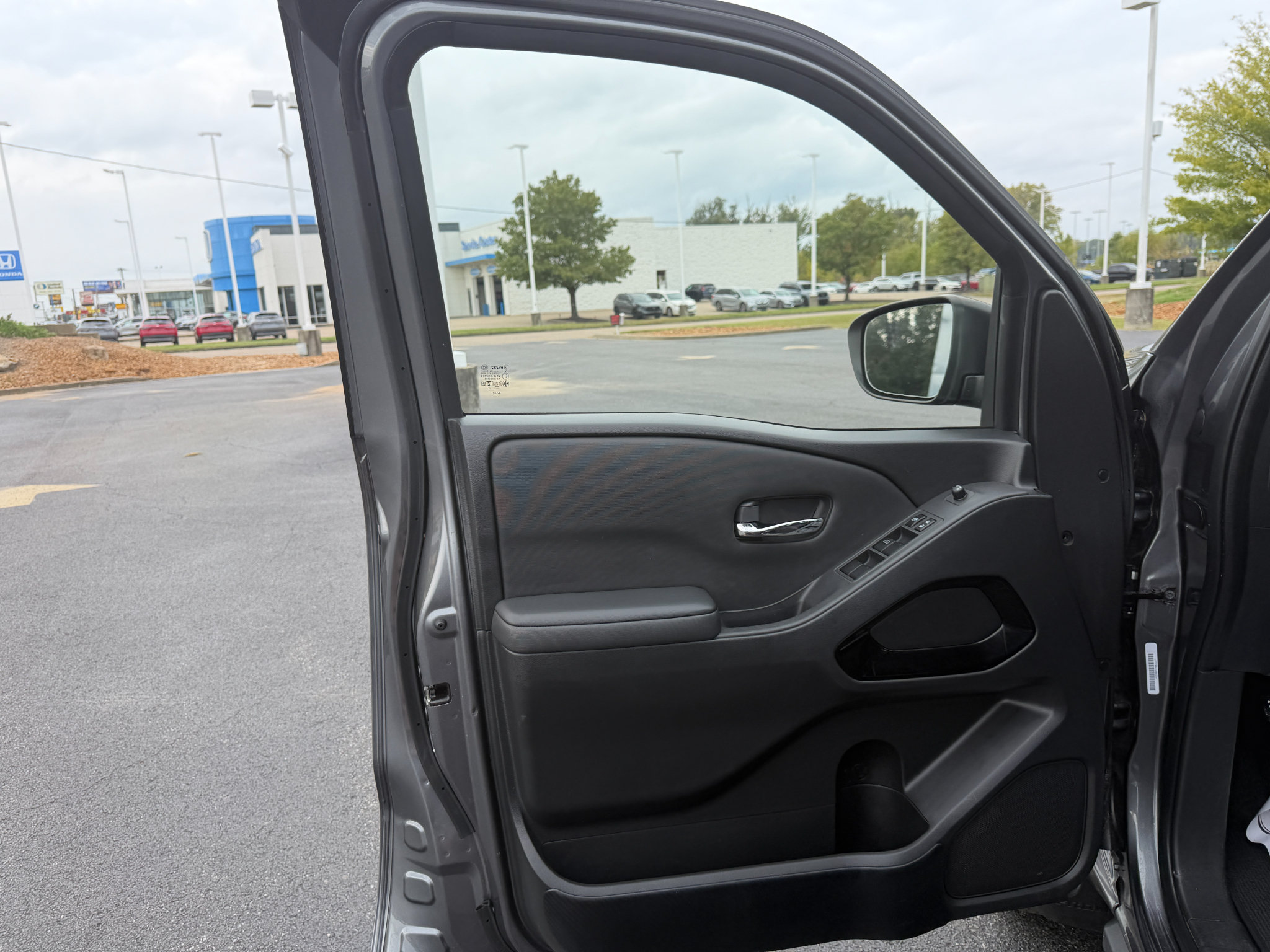 Used 2023 Nissan Frontier SV w/ Midnight Edition Package AWD/4WD image 27