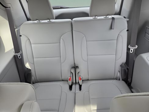 Used 2023 GMC Acadia SLT w/ Technology Package image 8