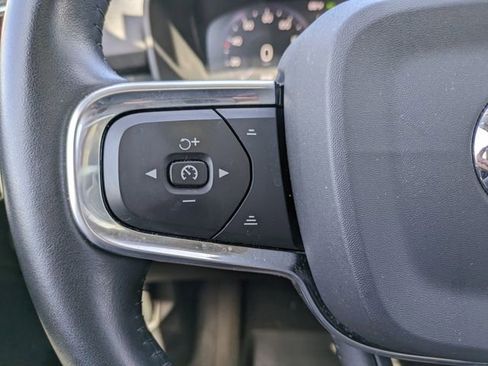 Used 2021 Volvo XC40 T5 Momentum w/ Premium Package image 23
