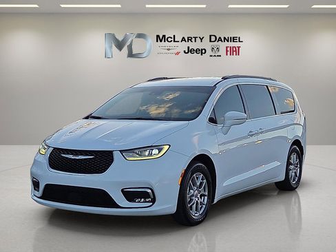 Used 2022 Chrysler Pacifica Touring image 2