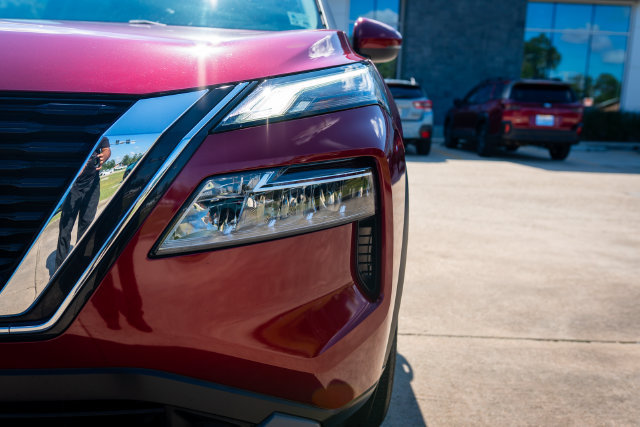 Used 2023 Nissan Rogue SV FWD image 3