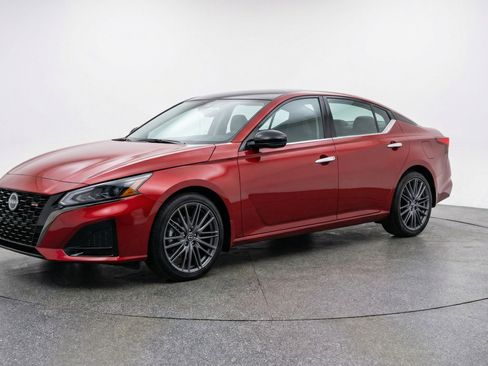 Used 2025 Nissan Altima 2.5 SV FWD image 3