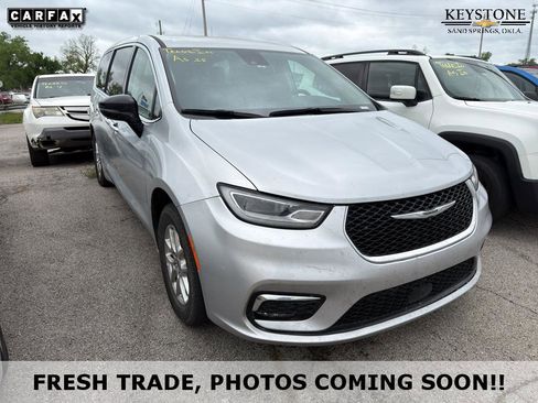 Used 2024 Chrysler Pacifica Touring-L FWD image 1
