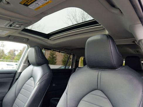 Used 2023 Toyota Highlander XLE AWD/4WD image 19