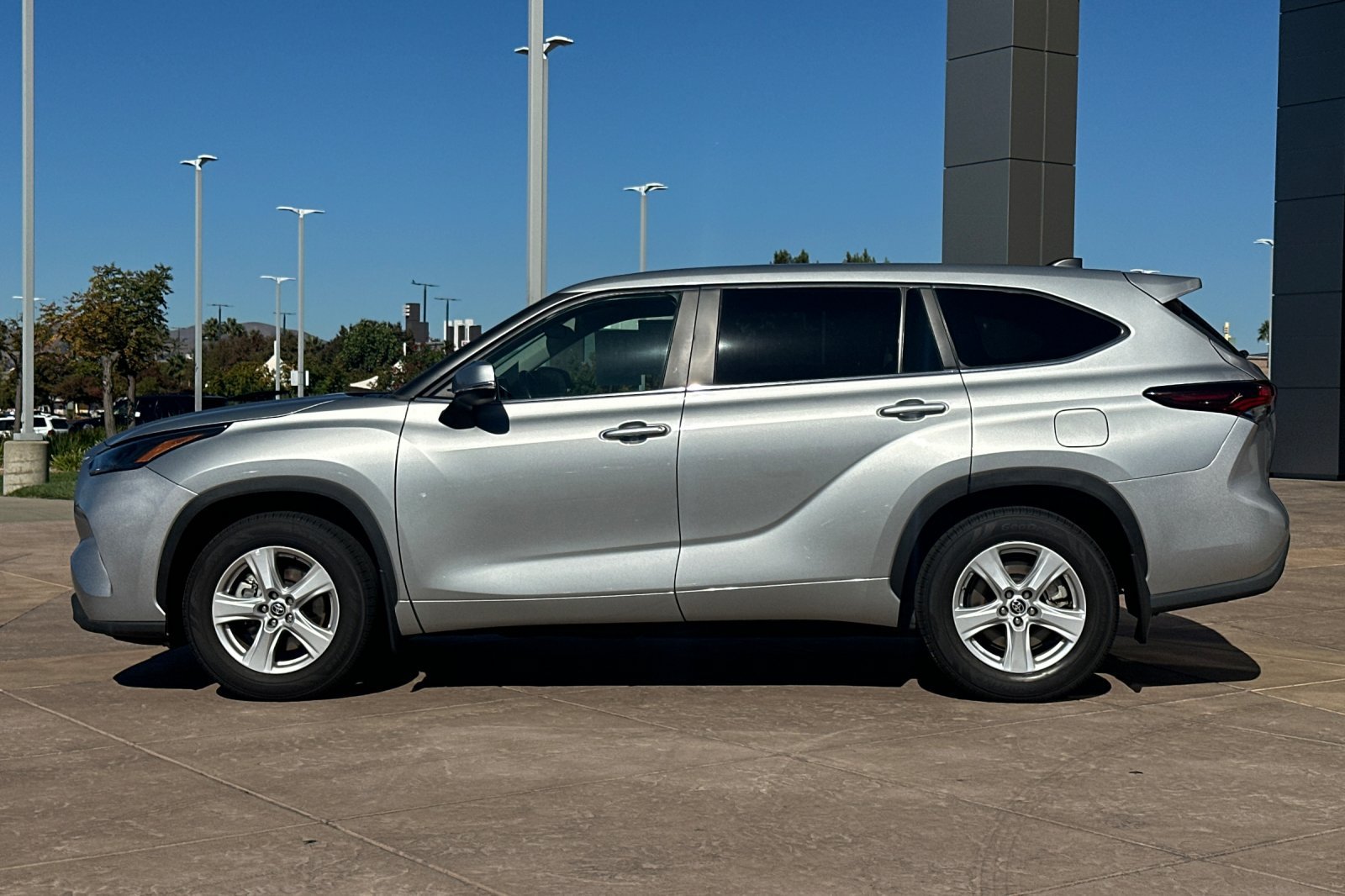 Used 2024 Toyota Highlander LE AWD/4WD image 7