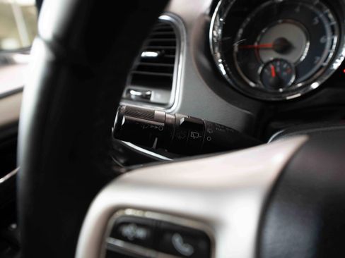 Used 2016 Chrysler Town & Country Touring FWD image 13
