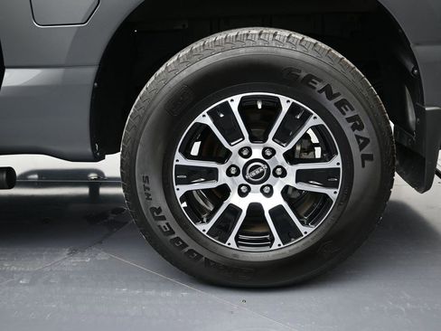 Used 2024 Nissan Titan SV w/ SV Convenience Package image 9