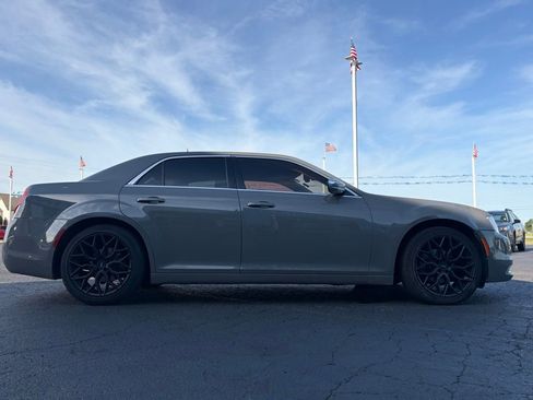 Used 2019 Chrysler 300 Touring w/ Chrome Appearance Package RWD image 3