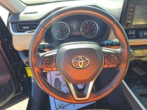 Used 2020 Toyota RAV4 XLE Premium image 8