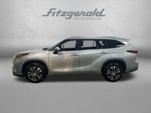 Used 2020 Toyota Highlander XLE FWD image 2