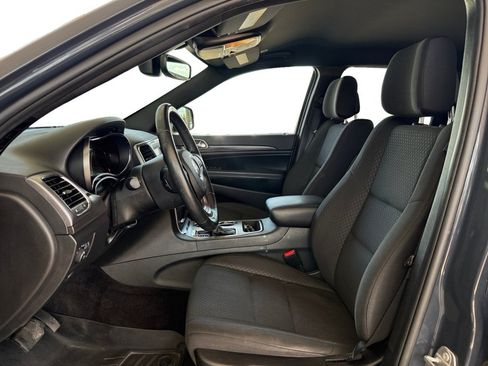 Used 2018 Jeep Grand Cherokee Laredo AWD/4WD image 9