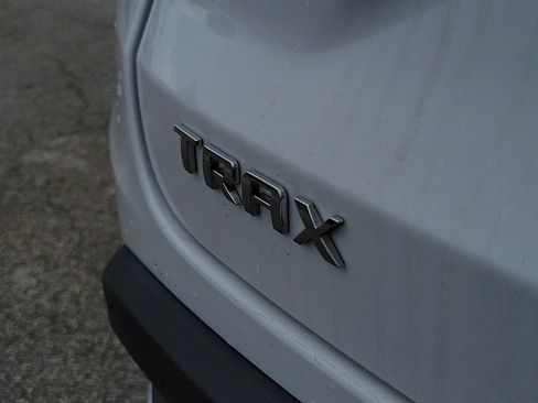 Used 2025 Chevrolet Trax LT FWD image 8