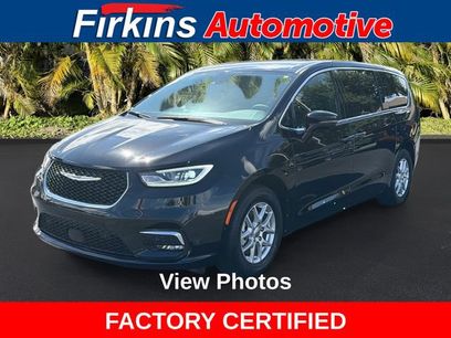 Used 2025 Chrysler Pacifica Select