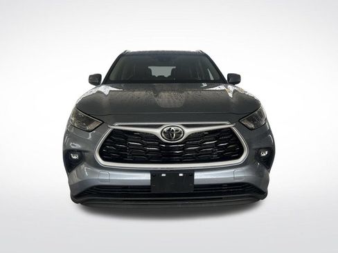 Used 2022 Toyota Highlander XLE AWD/4WD image 2