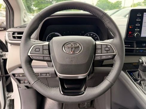 Used 2023 Toyota Sienna Limited FWD image 16