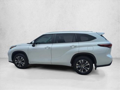 Certified 2024 Toyota Highlander XLE FWD image 8