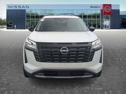 Certified 2026 Nissan Pathfinder Platinum w/ Cargo Package AWD/4WD image 8